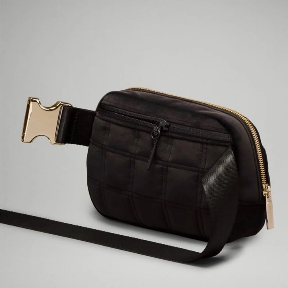 Lululemon Everywhere Belt Bag Quilted Velour Black & Gold Velvet Crossbody Nwt - Picture 3 of 6